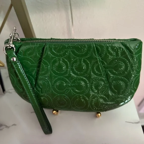 Stunning Kissing “C” Coach Wristlet - Picture 2 of 3
